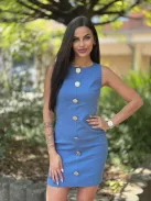 Csinos rugalmas anyagú ruha, testhezálló, hátán cipzáras, díszgombos.