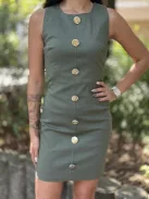 Csinos rugalmas anyagú ruha, testhezálló, hátán cipzáras, díszgombos.