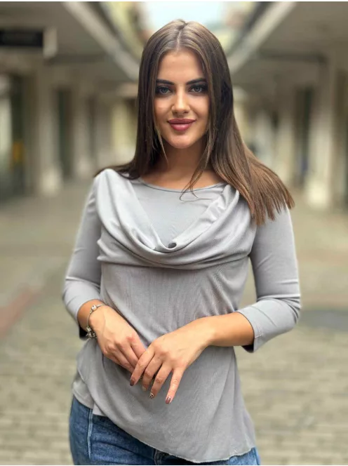 Rugalmas, elöl dupla anyagú, ejtettt nyakú felső. (S-L méretre ajánljuk.)