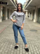 Rugalmas, elöl dupla anyagú, ejtettt nyakú felső. (S-L méretre ajánljuk.)