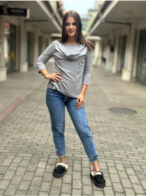 Rugalmas, elöl dupla anyagú, ejtettt nyakú felső. (S-L méretre ajánljuk.)