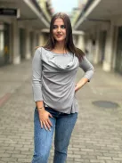 Rugalmas, elöl dupla anyagú, ejtettt nyakú felső. (S-L méretre ajánljuk.)