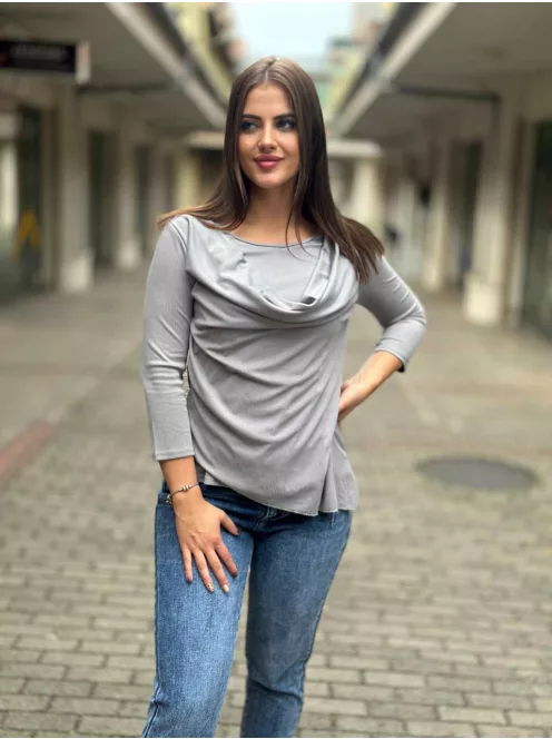 Rugalmas, elöl dupla anyagú, ejtettt nyakú felső. (S-L méretre ajánljuk.)