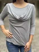 Rugalmas, elöl dupla anyagú, ejtettt nyakú felső. (S-L méretre ajánljuk.)