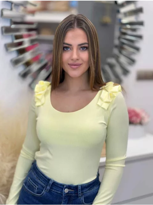 Rugalmas, bordás anyagú felső