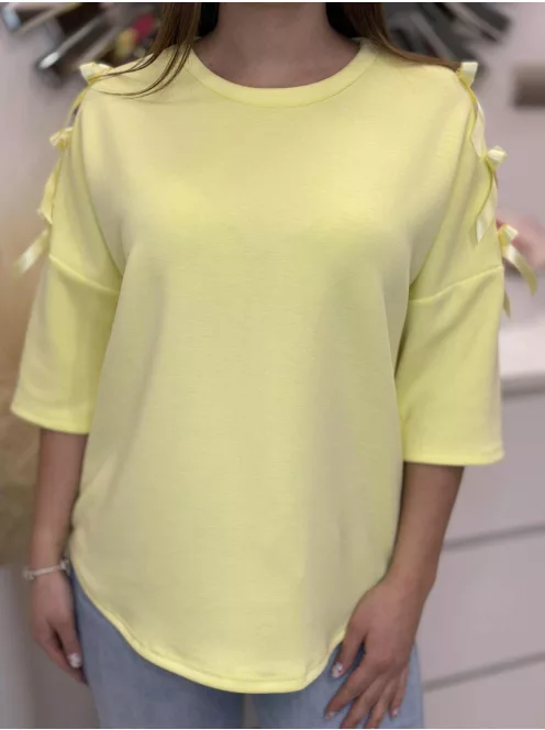 Vállán masnis felső