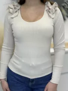 Rugalmas, bordás anyagú felső