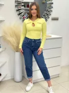 Rugalmas, bordás anyagú felső.