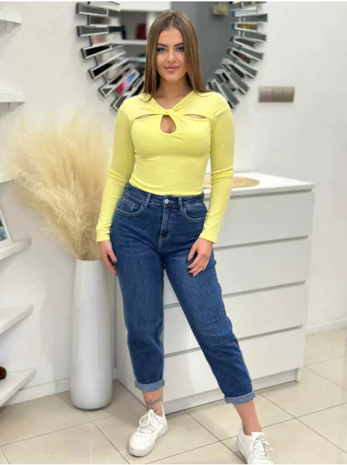 Rugalmas, bordás anyagú felső.