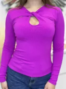 Rugalmas, bordás anyagú felső.