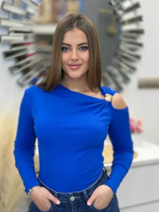 Vállán nyitott felső