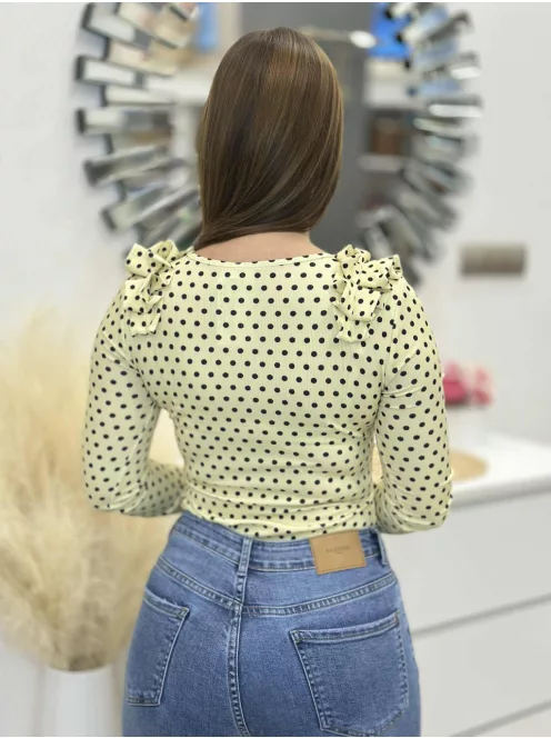 Rugalmas, bordás anyagú felső