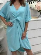 Lenge fazonú, nem rugalmas anyagú, elöl húzott, V kivágású ruha. (L-2XL méretre ajánljuk.)