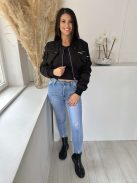 Nem rugalmas anyagú, bélelt, rövid, gumis derekú, válltöméses, húzott ujjú, vékony, tavaszi bomber dzseki. (S-M méretre ajánljuk.)