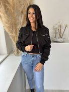 Nem rugalmas anyagú, bélelt, rövid, gumis derekú, válltöméses, húzott ujjú, vékony, tavaszi bomber dzseki. (S-M méretre ajánljuk.)