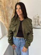 Nem rugalmas anyagú, bélelt, rövid, gumis derekú, válltöméses, húzott ujjú, vékony, tavaszi bomber dzseki. (S-M méretre ajánljuk.)