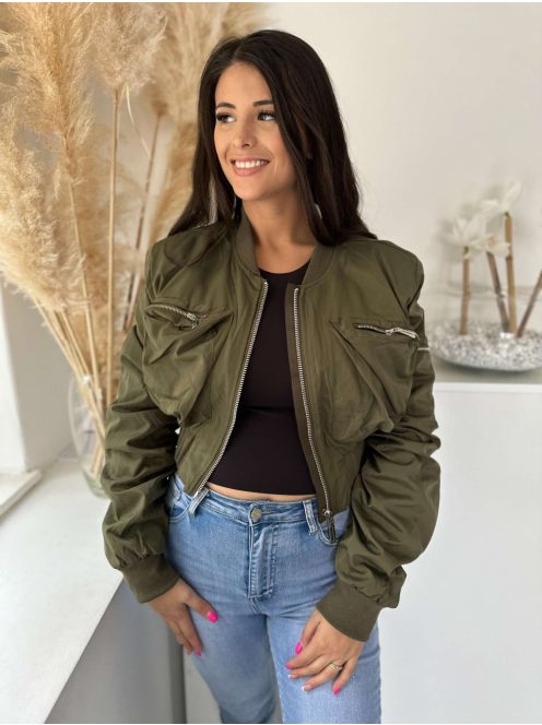 Nem rugalmas anyagú, bélelt, rövid, gumis derekú, válltöméses, húzott ujjú, vékony, tavaszi bomber dzseki. (S-M méretre ajánljuk.)