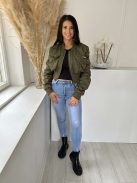 Nem rugalmas anyagú, bélelt, rövid, gumis derekú, válltöméses, húzott ujjú, vékony, tavaszi bomber dzseki. (S-M méretre ajánljuk.)