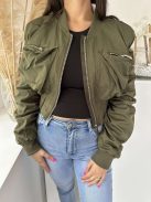 Nem rugalmas anyagú, bélelt, rövid, gumis derekú, válltöméses, húzott ujjú, vékony, tavaszi bomber dzseki. (S-M méretre ajánljuk.)