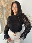 Enyhén rugalmas, csipke anyagú, elöl betétes felső. A modell S méretet visel. (S,M méretekben.)