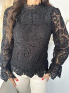 Enyhén rugalmas, csipke anyagú, elöl betétes felső. A modell S méretet visel. (S,M méretekben.)