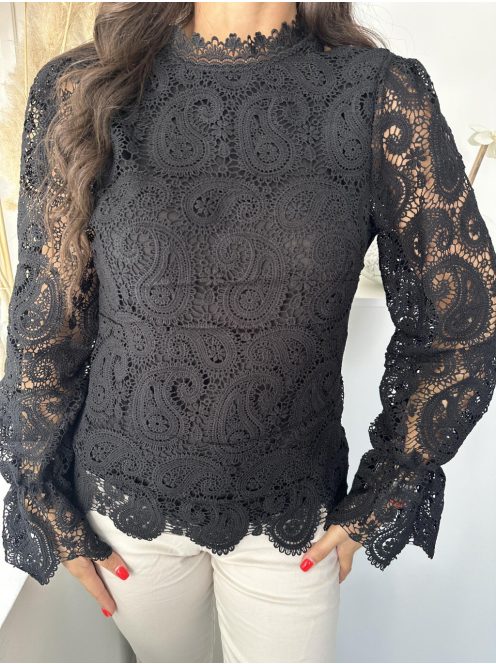 Enyhén rugalmas, csipke anyagú, elöl betétes felső. A modell S méretet visel. (S,M méretekben.)