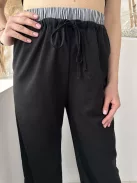 Lenvászon hatású, magas, gumis derekú, nem rugalmas anyagú, lenge fazonú, zsebes nadrág. A Modell S/M méretet visel. (S/M és L/XL méretekben.)