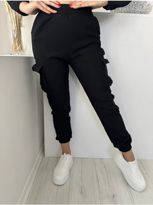 Rugalmas anyagú, sportos fazonú szett. Rövid, gumis derekű, cipzáras, zsebes felsőrész, magas, gumis derekú, zsebes nadrággal. A Modell M/L méretet visel. (M/L és XL/XXL méretekben.)