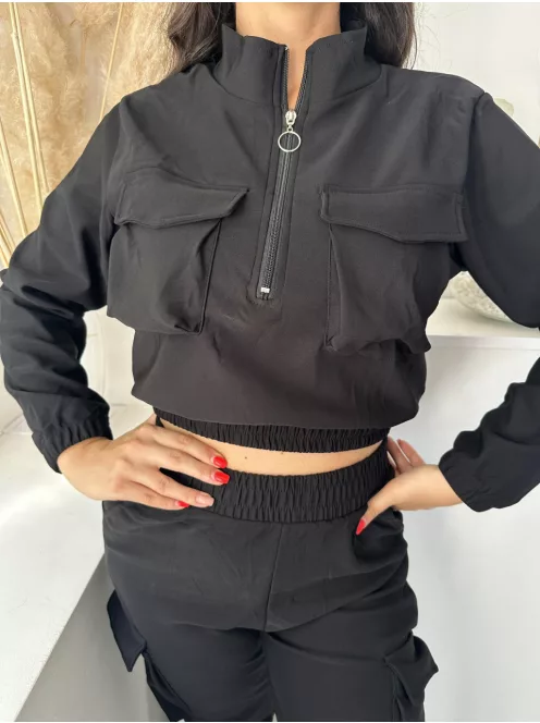 Rugalmas anyagú, sportos fazonú szett. Rövid, gumis derekű, cipzáras, zsebes felsőrész, magas, gumis derekú, zsebes nadrággal. A Modell M/L méretet visel. (M/L és XL/XXL méretekben.)