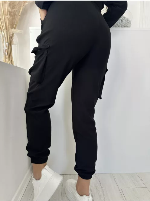 Rugalmas anyagú, sportos fazonú szett. Rövid, gumis derekű, cipzáras, zsebes felsőrész, magas, gumis derekú, zsebes nadrággal. A Modell M/L méretet visel. (M/L és XL/XXL méretekben.)