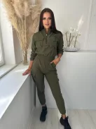 Rugalmas anyagú, sportos fazonú szett. Rövid, gumis derekű, cipzáras, zsebes felsőrész, magas, gumis derekú, zsebes nadrággal. A Modell M/L méretet visel. (M/L és XL/XXL méretekben.)