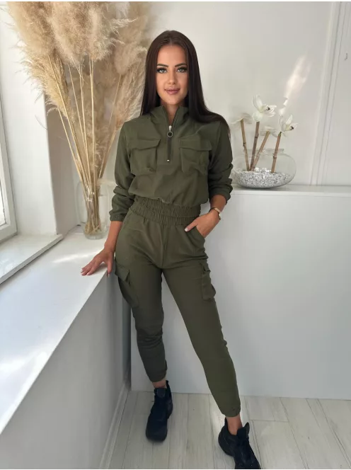 Rugalmas anyagú, sportos fazonú szett. Rövid, gumis derekű, cipzáras, zsebes felsőrész, magas, gumis derekú, zsebes nadrággal. A Modell M/L méretet visel. (M/L és XL/XXL méretekben.)
