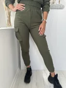 Rugalmas anyagú, sportos fazonú szett. Rövid, gumis derekű, cipzáras, zsebes felsőrész, magas, gumis derekú, zsebes nadrággal. A Modell M/L méretet visel. (M/L és XL/XXL méretekben.)