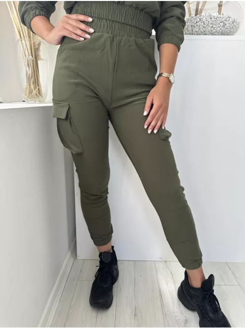 Rugalmas anyagú, sportos fazonú szett. Rövid, gumis derekű, cipzáras, zsebes felsőrész, magas, gumis derekú, zsebes nadrággal. A Modell M/L méretet visel. (M/L és XL/XXL méretekben.)