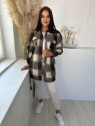 Oversize fazonú, zsebes, nem rugalmas anyagú, megktös, kockás ing. A Modell M méretet visel. (M, L és XL méretekben.)