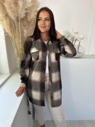 Oversize fazonú, zsebes, nem rugalmas anyagú, megktös, kockás ing. A Modell M méretet visel. (M, L és XL méretekben.)