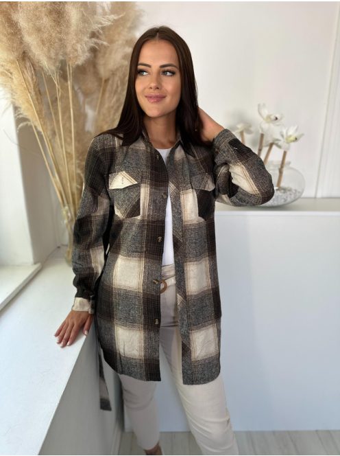 Oversize fazonú, zsebes, nem rugalmas anyagú, megktös, kockás ing. A Modell M méretet visel. (M, L és XL méretekben.)