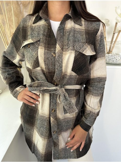 Oversize fazonú, zsebes, nem rugalmas anyagú, megktös, kockás ing. A Modell M méretet visel. (M, L és XL méretekben.)