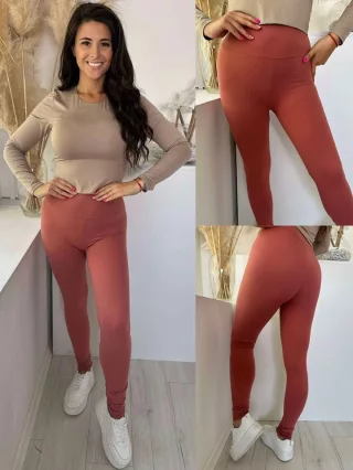   Pihe-puha, extra rugalmas, magas, gumis derekú, bambusz nadrág. A Modell S/M méretet visel. (S/m és L/XL méretekben.)