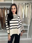 Rugalmas, puha, kötött szett. Magas, gumis derekú, egyenes szárú nadrág, lenge, felsliccelt felsővel. A Modell S/M méretet visel.