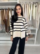 Rugalmas, puha, kötött szett. Magas, gumis derekú, egyenes szárú nadrág, lenge, felsliccelt felsővel. A Modell S/M méretet visel.