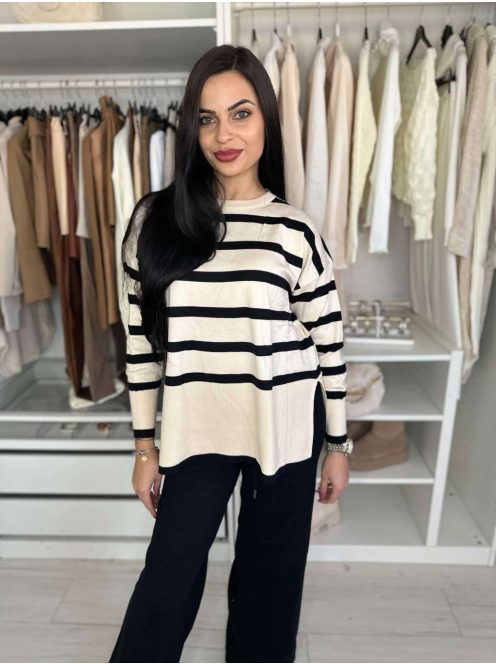 Rugalmas, puha, kötött szett. Magas, gumis derekú, egyenes szárú nadrág, lenge, felsliccelt felsővel. A Modell S/M méretet visel.