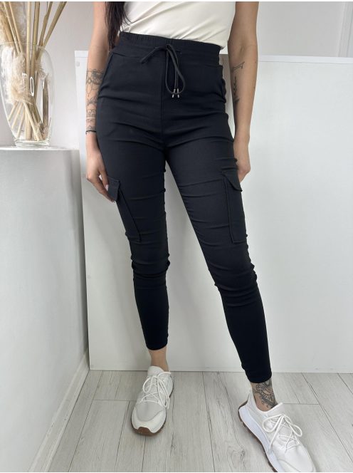 Extra rugalmas anyagú, magas, gumis derekú, zsebes nadrág. A modell S/M méretet visel. (S/M, M/L és XL/XXL méretekben.)