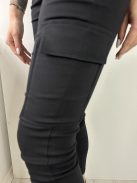 Extra rugalmas anyagú, magas, gumis derekú, zsebes nadrág. A modell S/M méretet visel. (S/M, M/L és XL/XXL méretekben.)