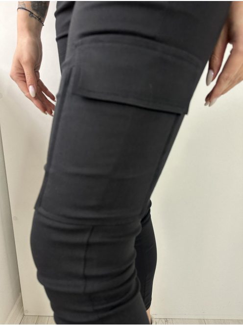 Extra rugalmas anyagú, magas, gumis derekú, zsebes nadrág. A modell S/M méretet visel. (S/M, M/L és XL/XXL méretekben.)