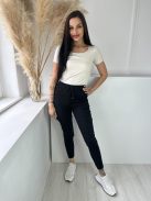 Extra rugalmas anyagú, magas, gumis derekú, zsebes nadrág. A modell S/M méretet visel. (S/M, M/L és XL/XXL méretekben.)