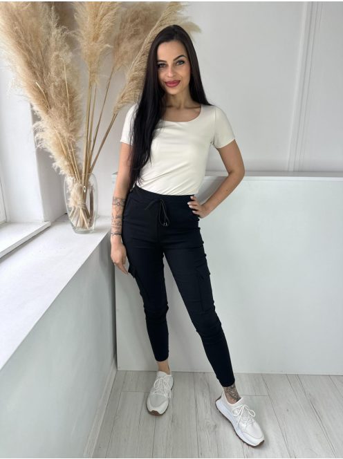 Extra rugalmas anyagú, magas, gumis derekú, zsebes nadrág. A modell S/M méretet visel. (S/M, M/L és XL/XXL méretekben.)