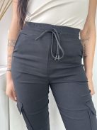 Extra rugalmas anyagú, magas, gumis derekú, zsebes nadrág. A modell S/M méretet visel. (S/M, M/L és XL/XXL méretekben.)