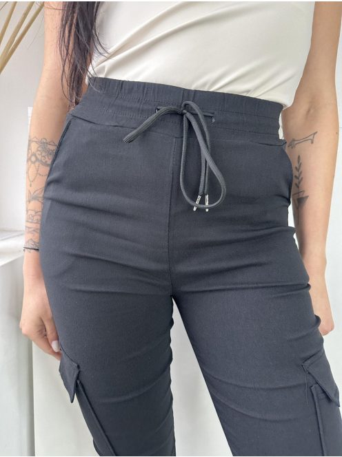 Extra rugalmas anyagú, magas, gumis derekú, zsebes nadrág. A modell S/M méretet visel. (S/M, M/L és XL/XXL méretekben.)