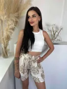 Lenge fazonú, lenvászon hatású, magas, gumis derekú, nem rugalmas anyagú, zsebes, megkötős rövidnadrág. A Modell XL/XXL (M/L-nek felel meg) méretet visel.